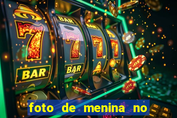 foto de menina no espelho cacheada