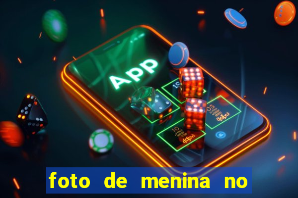 foto de menina no espelho cacheada