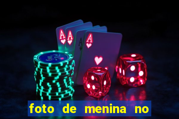foto de menina no espelho cacheada