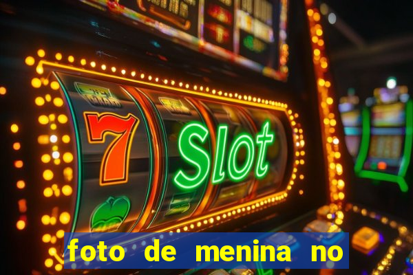 foto de menina no espelho cacheada