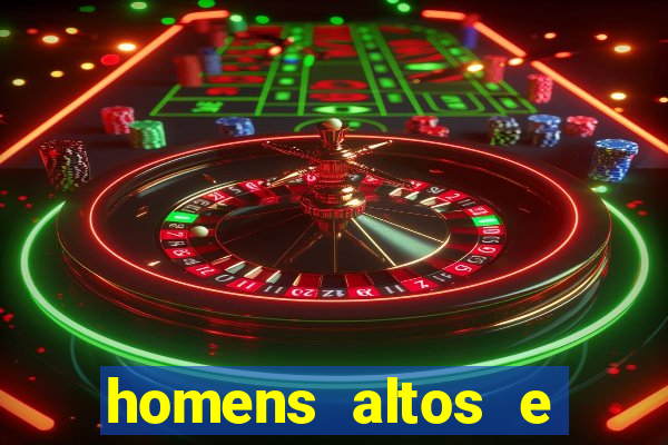 homens altos e magros pelados