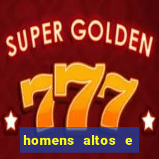homens altos e magros pelados
