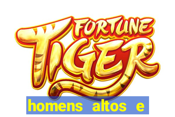 homens altos e magros pelados