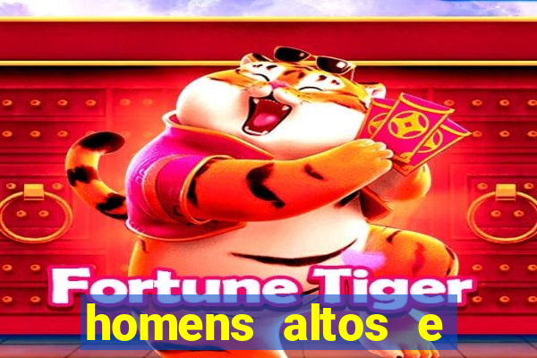 homens altos e magros pelados