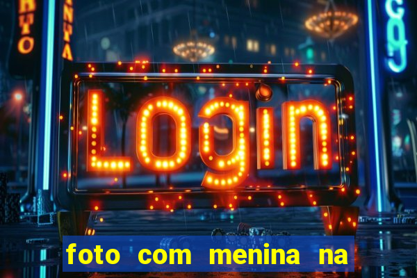 foto com menina na cama fake