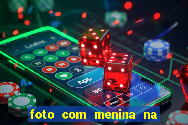 foto com menina na cama fake