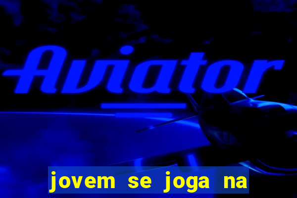 jovem se joga na linha do trem 2024